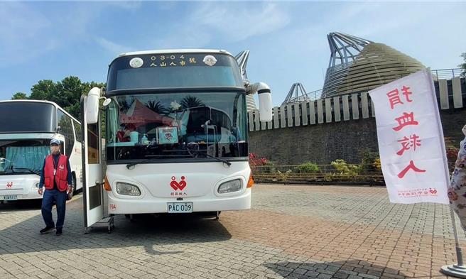 竹山紫南宮12日母親節當天舉行捐500cc加碼送龍年套幣活動，卻發生婦人不斷更換錢母套幣，讓志工、圍觀群眾都崩潰。（民眾提供／楊靜茹南投傳真）