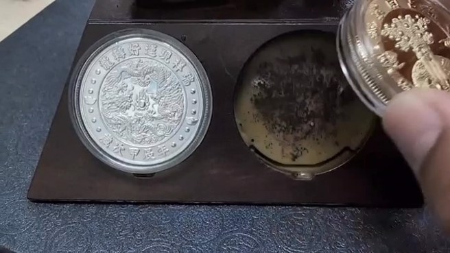 12日母親節當天舉行捐500cc加碼送龍年套幣活動，婦人不滿錢母套幣座台有瑕疵，更換多次仍不滿。（翻攝畫面）