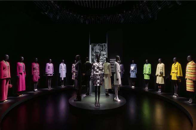 展覽現場展出一系列CHANEL經典的時裝設計。（CHANEL提供／黃唯淯台北傳真）