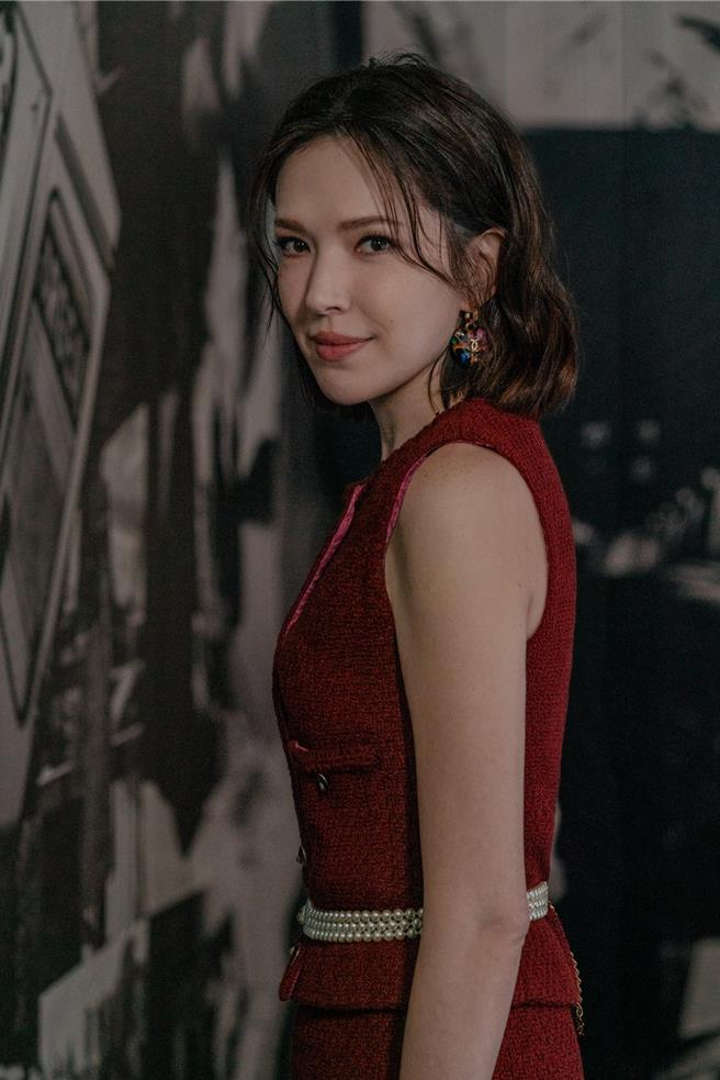 女星許瑋甯以香奈兒2023／24 Métiers d’art 工坊系列現身。（CHANEL提供／黃唯淯台北傳真）