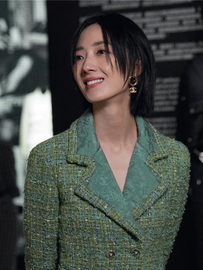 桂綸鎂的優雅氣質，與身上這套工坊系列綠色幻彩斜紋軟呢長版外套成為絕配。（CHANEL提供／黃唯淯台北傳真）