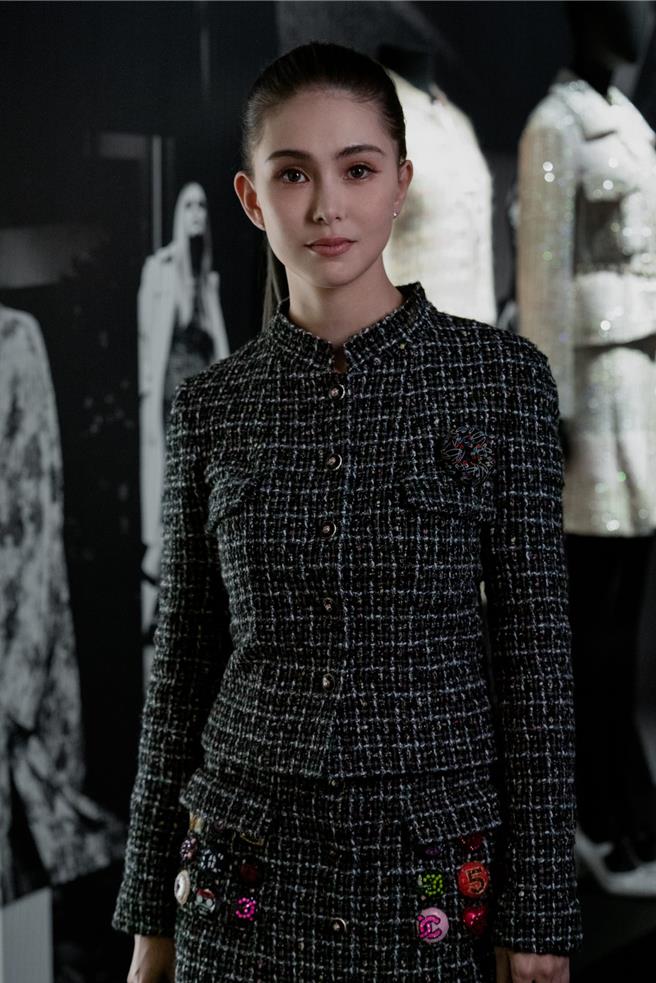 女星昆凌以2024／25秋冬前導系列現身展覽，展現優雅身段。（CHANEL提供／黃唯淯台北傳真）