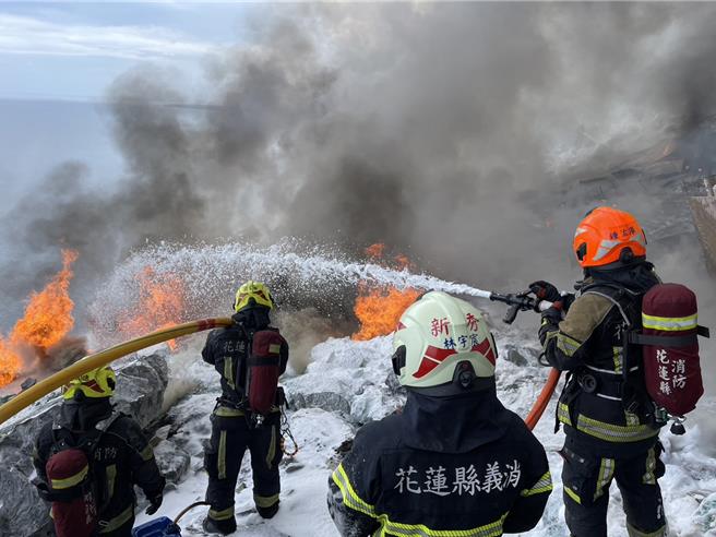 台9线苏花公路159.4K大清水明隧道上月受强震影响，隧道顶版遭坍方落石毁损，14日中午进行切除工程时，火星不慎引燃缓衝废轮胎，强劲风势促使大火猛烈延烧，火势直至傍晚6时许才获得控制。（花莲县消防局提供／罗亦晽花莲传真）