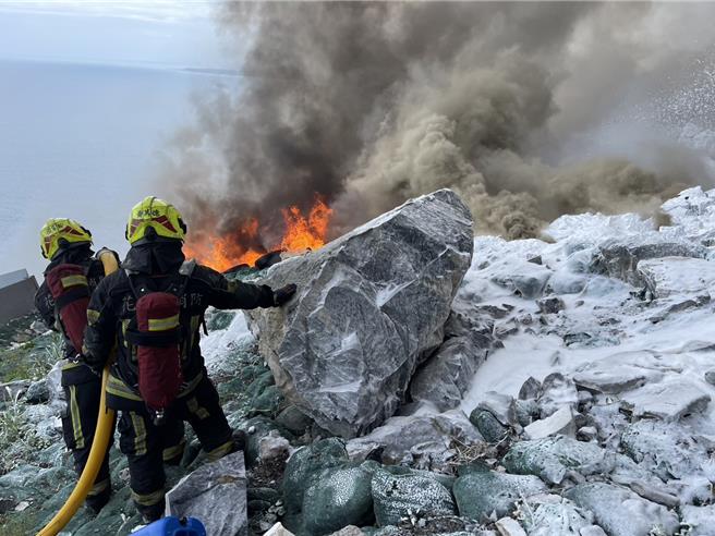 台9线苏花公路159.4K大清水明隧道上月受强震影响，隧道顶版遭坍方落石毁损，14日中午进行切除工程时，火星不慎引燃缓衝废轮胎，强劲风势促使大火猛烈延烧，火势直至傍晚6时许才获得控制。（花莲县消防局提供／罗亦晽花莲传真）
