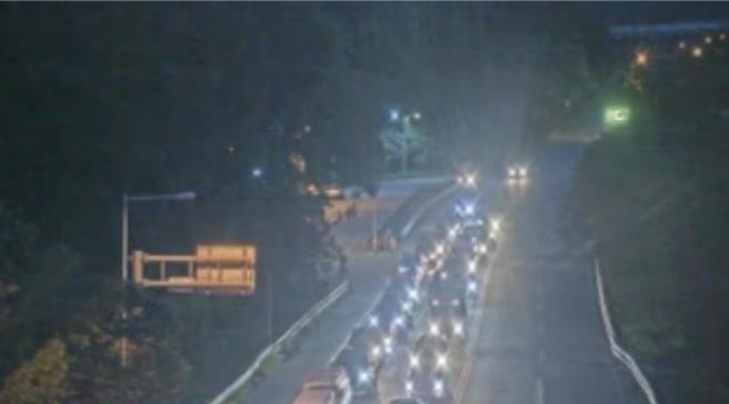 台9线苏花公路159.4K大清水明隧道上方今天上午11时许发生火灾，双向交通受阻，经积极灌救后，晚间6时30分许控制火势，现场大批车辆从白天等到天黑，终于等到恢復通行。（摘自公路局即时影像／罗亦晽花莲传真）