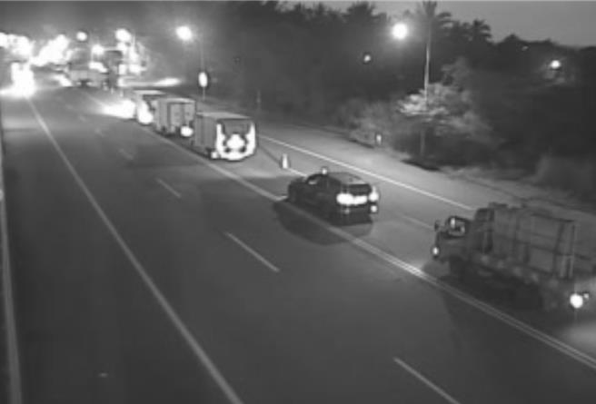台9线苏花公路159.4K大清水明隧道上方今天上午11时许发生火灾，双向交通受阻，经积极灌救后，晚间6时30分许控制火势，现场大批车辆从白天等到天黑，终于等到恢復通行。（摘自公路局即时影像／罗亦晽花莲传真）