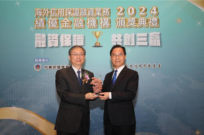 合库银行荣获海外信保基金新南向国家业务优等奖殊荣，由行政院经贸谈判办公室张煜霖谈判代表(左)颁发奖座予合库银行总经理苏佐政(右)。  图／合库银行提供