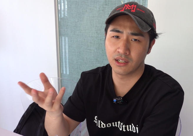 鹿希派顧店爆意外，左手掌傷勢曝光。(圖／曾信翰拍攝)