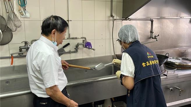 新北國小7日到台中新社戶外教學，未料逾百位師生下午陸續出現身體不適、上吐下瀉；台中市食安處14日公布調查結果，1件食餘檢體檢出沙門氏桿菌，另新北市各醫院的臨床檢體共有6人檢出沙門氏菌，將業者依涉違反《食安法》規定移送檢調偵辦。（中市衛生局提供／潘虹恩台中傳真）