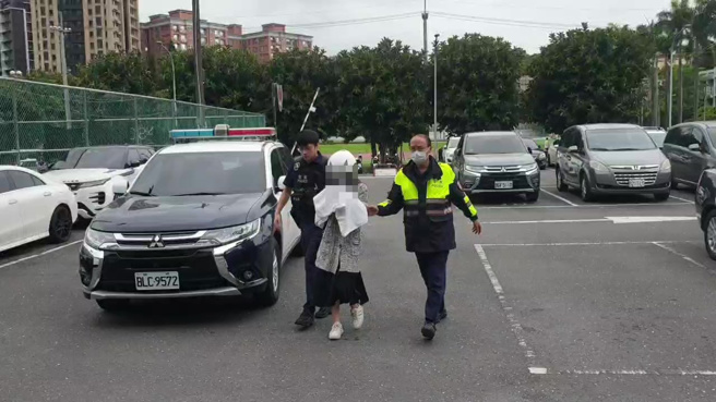 苏女被带回警局侦讯。（中和警分局提供）