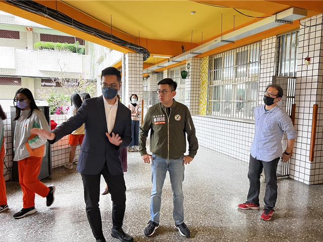 新北市議員卓冠廷針對育林國中小校地擴建問題，向市府提出建議，並要求積極推動。（卓冠廷提供／呂健豪新北傳真）