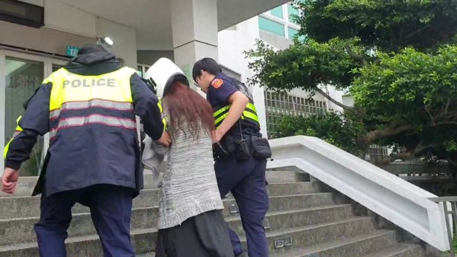 蘇女被帶回警局偵訊。（中和警分局提供）