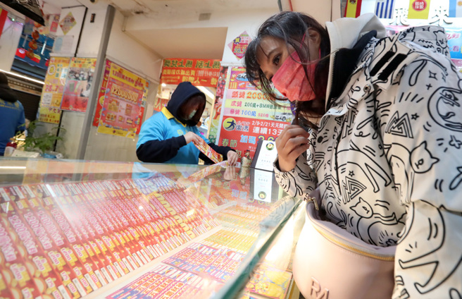 台彩过年期间发行的「2000万超级红包」刮刮乐，目前仍有一个头奖没人领。（示意图／本报资料照片）