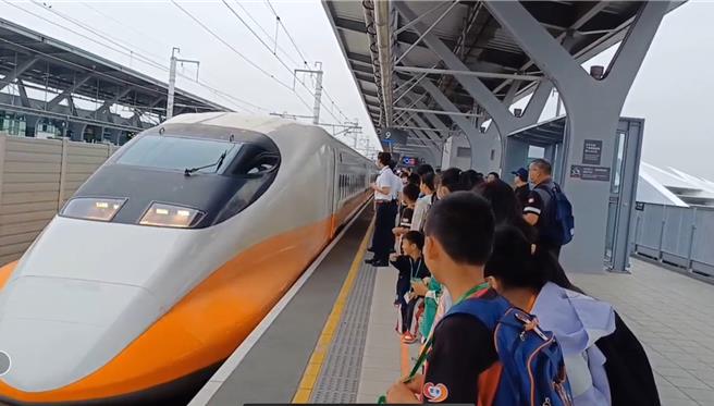 近50位南投縣忠孝國小學童，走進彰化高鐵站，一圓搭高鐵夢，當看到期待已久的高鐵列車進站，小朋友開心的瞬間忘了從南投搭車到彰化的舟車勞頓。（高鐵彰化站提供／葉靜美彰化傳真）