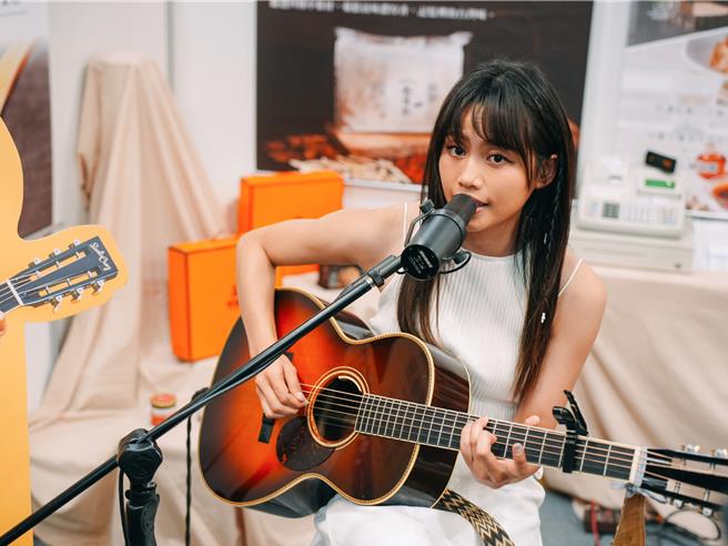 吳汶芳近來受邀代言素食拌麵。（悅善廚提供）