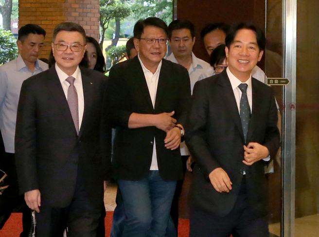 身兼民进党主席的总统当选人赖清德（前右）14日在台北市福华大饭店宴请党籍立委，关心立法院的情况并听取党团成员的意见回馈，在准总统府秘书长潘孟安（前中）和准行政院长卓荣泰（前左）陪同下一起进入会场。（赵双杰摄）