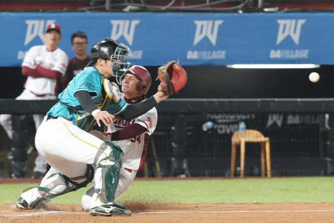 乐天桃猿马杰森（右）跑回本垒时撞上捕手触杀出局。（陈麒全摄）