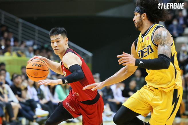 台北戰神林秉聖（左）抱病出賽。（T1聯盟提供）