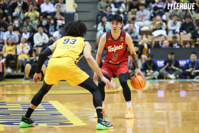 台北戰神曹薰襄（右）貢獻22分，在下半場助隊超前比數。（T1聯盟提供）