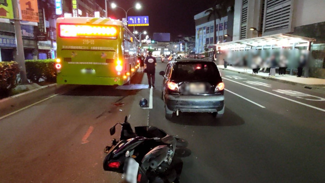 新莊區中正路輔大捷運站前，女騎士不明原因撞擊前方轎車後倒地，遭公車輾過送醫身亡。（翻攝照片）