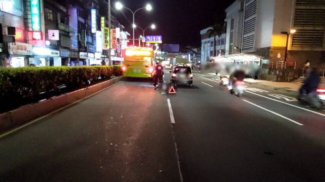 新莊區中正路輔大捷運站前，女騎士不明原因撞擊前方轎車後倒地，遭公車輾過送醫身亡。（翻攝照片）