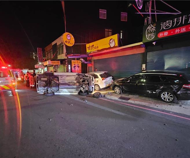 新竹市延平路14日晚间发生汽车翻车事故。（新竹市消防局提供／王惠慧新竹传真）