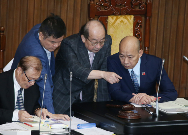 谢寒冰直批，民进党团总召柯建铭(右2)眼红韩国瑜(右1)能当立法院长，但这辈子轮不到他。（示意图／资料照／姚志平摄）