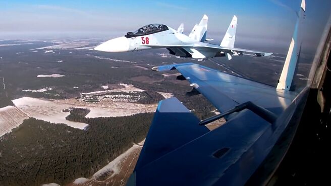 中美AI政府間對話首次會議14日登場，限制AI武器也將列入對話議題。圖／美聯社