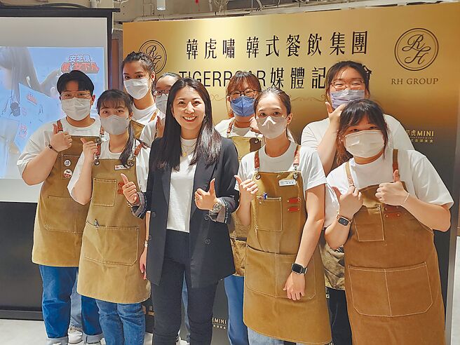 韓虎嘯集團創辦人暨執行長張雅涵（前排左三）13日表示，集團加速展店，目標2028年IPO。圖／姚舜