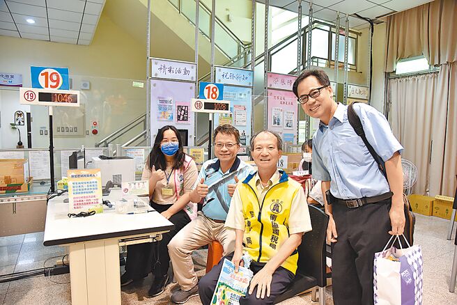 屏东大学校长陈永森（左二起）、南区国税局屏东分局分局长简清源、屏大会计系主任林靖杰，到国税局关心并慰劳纳税服务队的同学。并感谢南区国税局屏东分局提供服务乡亲的机会。图／屏东大学提供