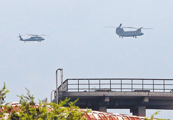 520正副总统就职典礼，陆海空军各机型将致敬三军统帅，13日首次进行预演，因天候问题，仅出动2架直升机飞行。（赵双杰摄）