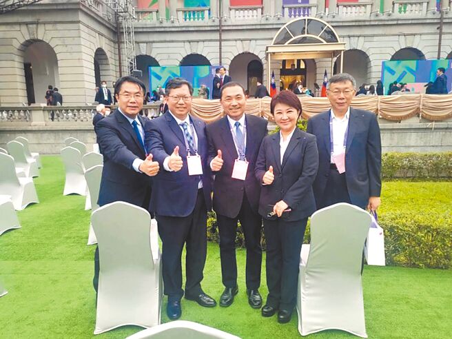 准总统赖清德520就职典礼，国民党县市首长中，侯友宜目前倾向不出席。图为2020年5月20日，五都直辖市长出席蔡总统就职典礼。（摘自黄伟哲脸书）