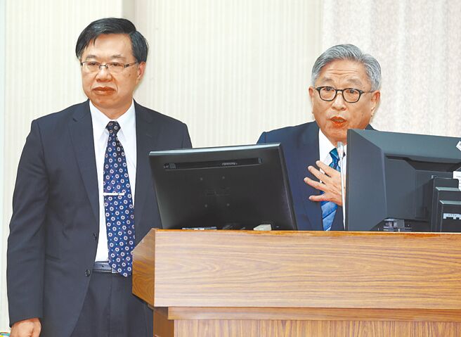 外交部长吴钊燮日前发文自称「林北」，引发争议。外交部次长田中光（右）13日表示，这是非常接地气的语言。图左为国安局副局长徐锡祥。（刘宗龙摄）