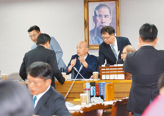 立法院長韓國瑜（後排中）13日針對國情報告以及環島高鐵、花東快等特別條例進行協商。（劉宗龍攝）