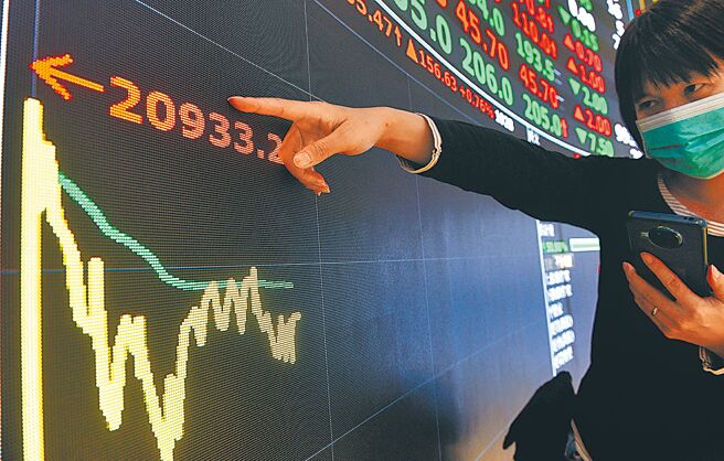 台股13日盘中来到20933.28点，刷新歷史盘中新高点。（顏谦隆摄）