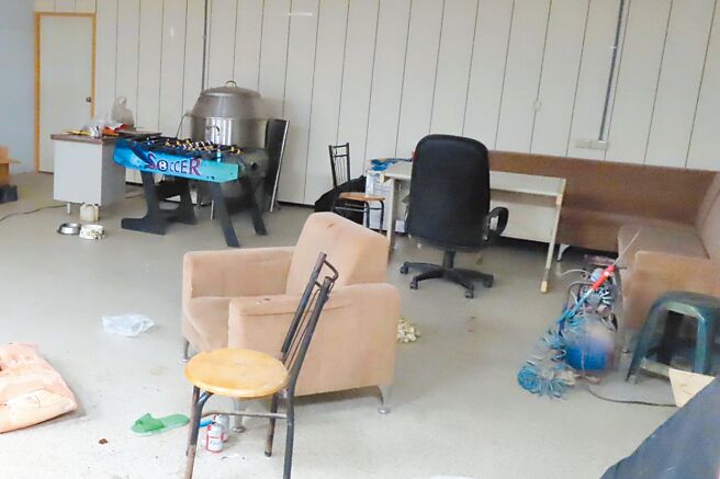 南投縣中寮山區一處露營區業者不滿張姓員工的工作態度，11日深夜將張男喚至露營區的福利社動私刑，以掃把、水管等10多種工具打死張男，現場一片凌亂。（警方提供／楊靜茹南投傳真）