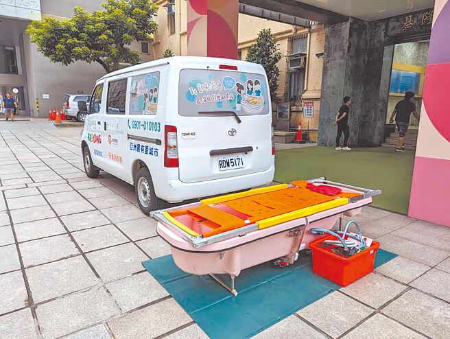 台灣樂福國際慈善福利協會13日捐贈1輛沐浴車給基隆市政府，讓基隆市的失能者能夠由專業人員協助沐浴。（張志康攝）