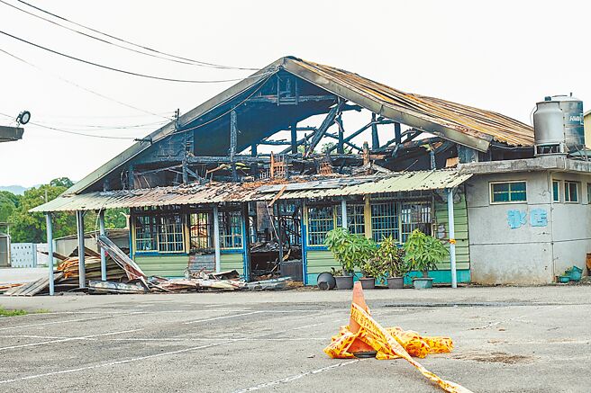 新竹縣竹東鎮「中油資源莊冰店」12日晚發生火警付之一炬，消防局鑑識人員13日現場採證，初步研判電器問題可能是起火原因。（羅浚濱攝）
