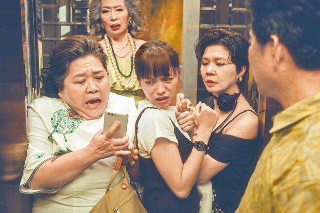 鍾欣凌（左起）在《我的婆婆2》與「一婆」丁也恬陷入婆媳問題，連「小鷗」黃姵嘉與「鷗媽」于子育也捲入。（公視提供）