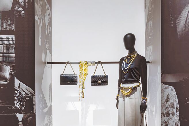 1955年香奈儿女士创作的2.55包款（左）与1983年由Karl Lagerfeld设计的11.12包，察觉两者的微小差异成为观赏的乐趣。（CHANEL提供）