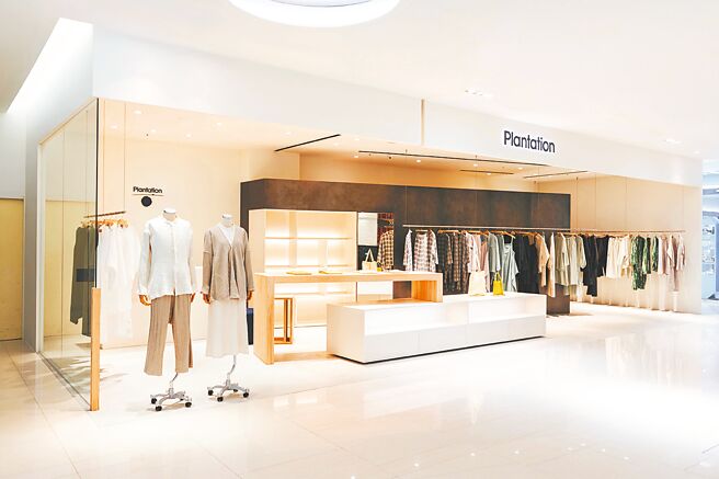 台中大远百3楼轻奢品牌迎来全新店柜改装，瞄准金字塔高端客层。（远百提供）