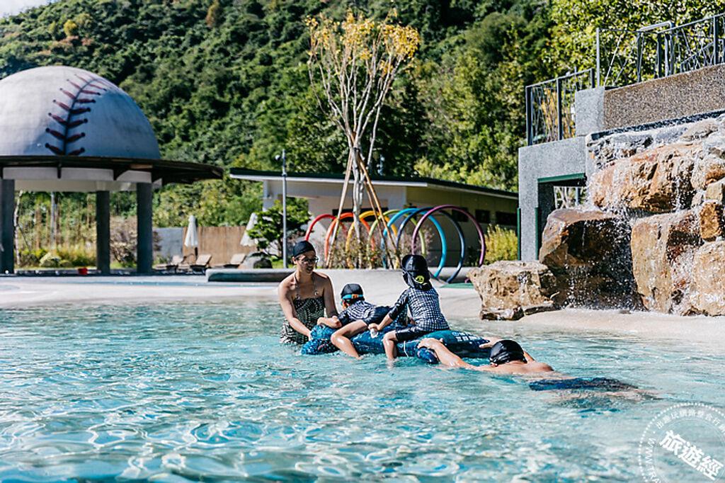 「台東紅葉谷綠能溫泉園區」除了泡湯溫泉外，還有滑水道與水療設施，享受溫泉戲水的動態樂趣
