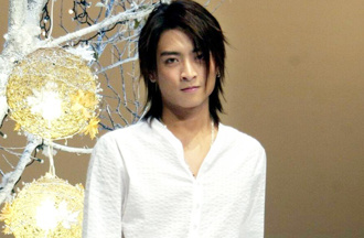 Toro女伴曝光「街上摟肩親吻」全被拍 被爆載辣模返家疑周旋2女