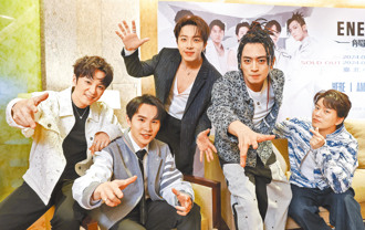 KTV嗨跳16蹲遇臨檢！員警憋笑比讚 百萬人爭睹奇葩片