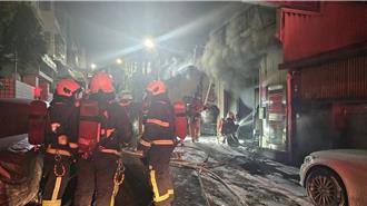 彰化透天厝凌晨全面燃燒    2人陽台逃出2人受困獲救