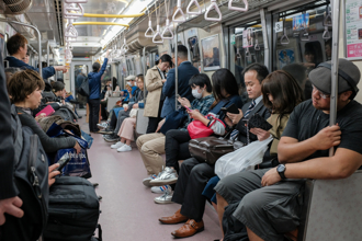 觀光客搭電車超愛做1事 日本人不忍了：是種霸凌
