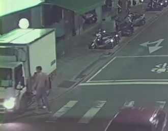 半裸男強搶貨車   三重街頭狂飆失控連撞5車遭逮