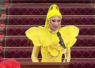 變裝皇后妮妃雅進總統府表演 蔡英文：挺身而出打破框架