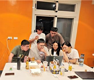 銀行辦事員跨域前端工程師 參訓產業新尖兵薪資大漲5成