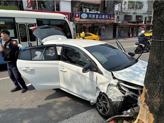 大白天自撞路樹釀2人傷　警驚見後座有「粉末夾鏈袋」